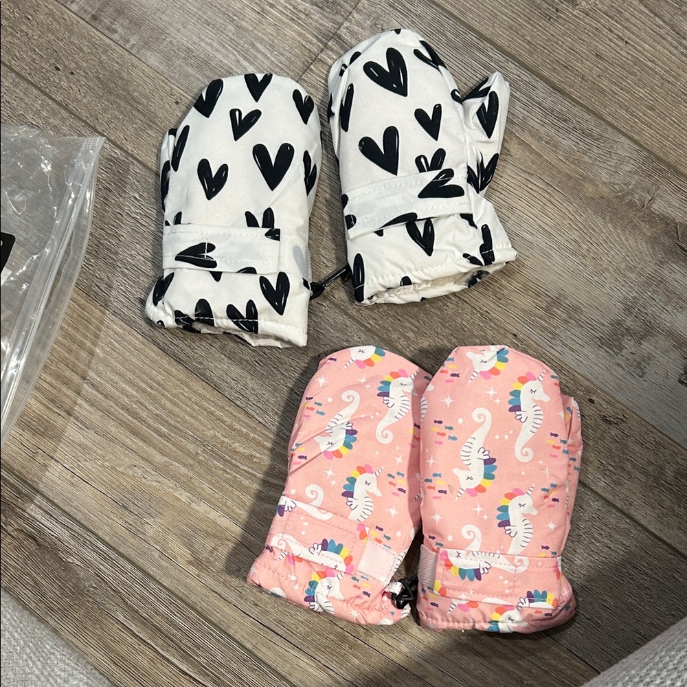 Kids' Heart and Dinosaur Mittens Set